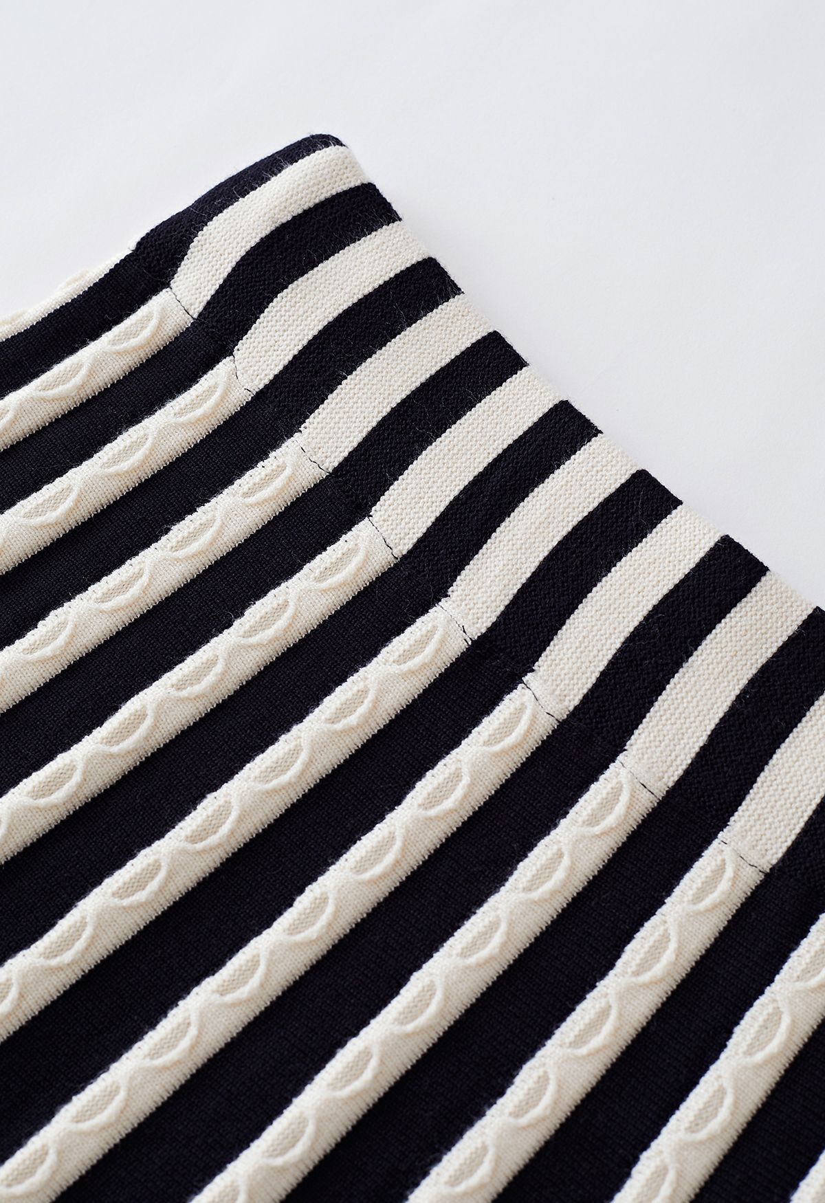 Zebra Stripe Wavy Texture Knit Skirt in Black