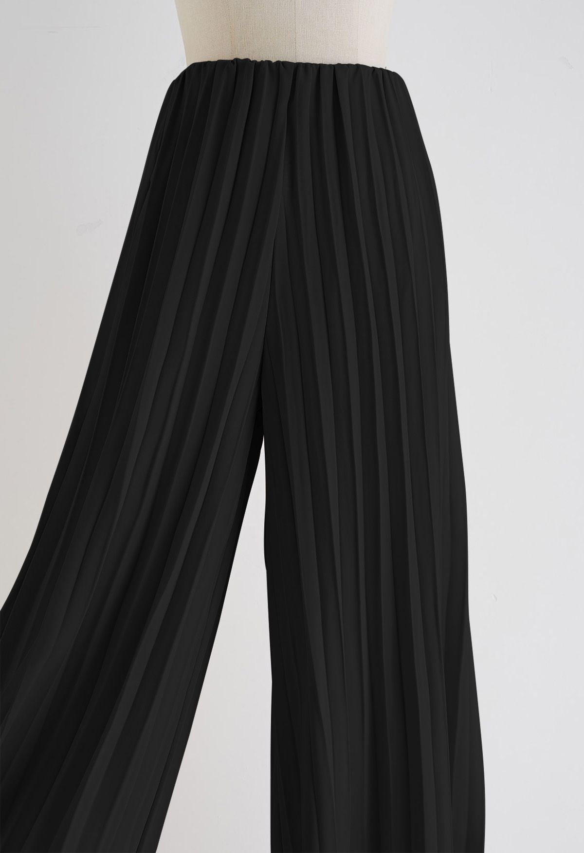 Full Pleated Wide-Leg Pants in Black