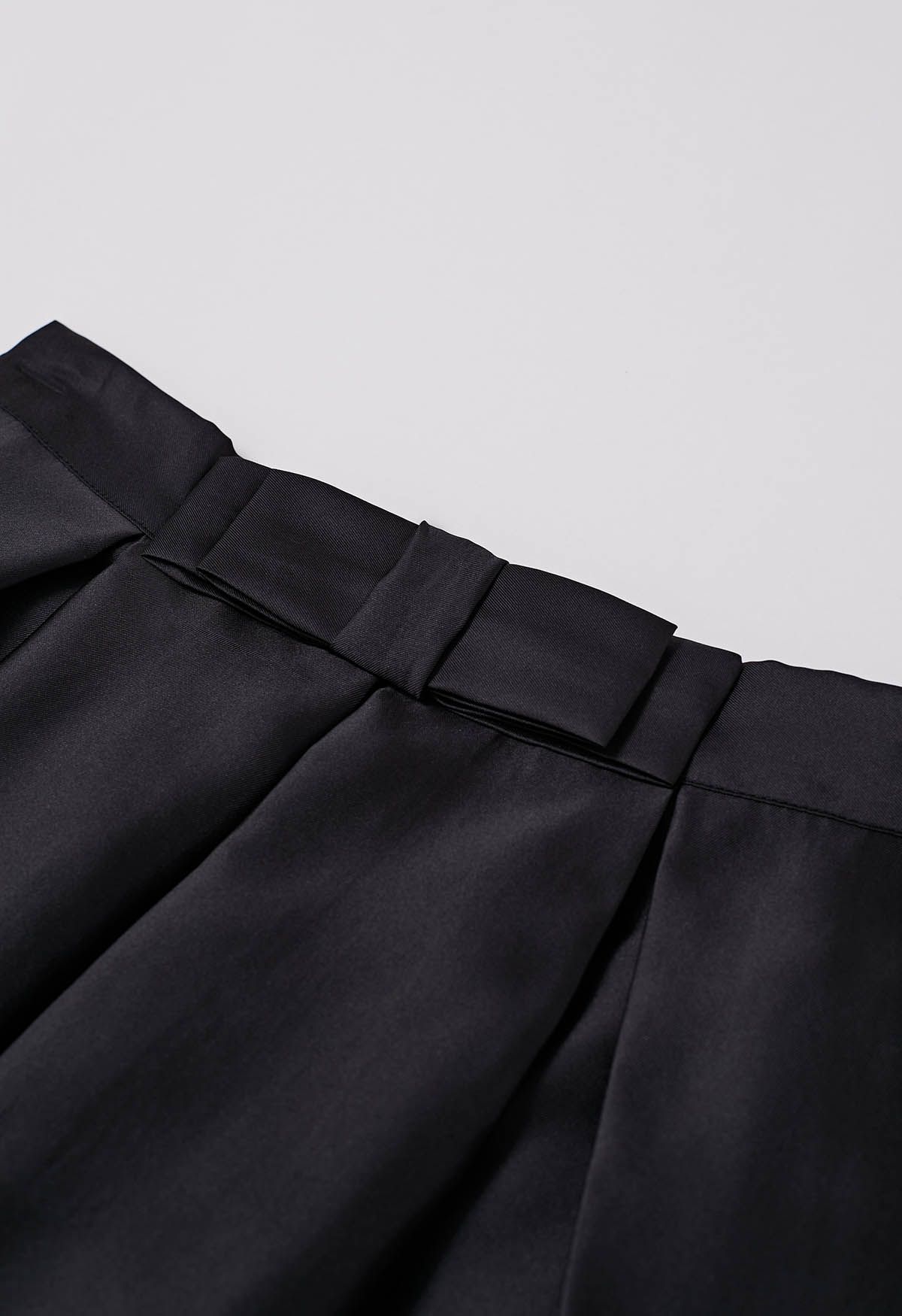 Luxurious Night Bowknot Pleated Midi Skirt in Black