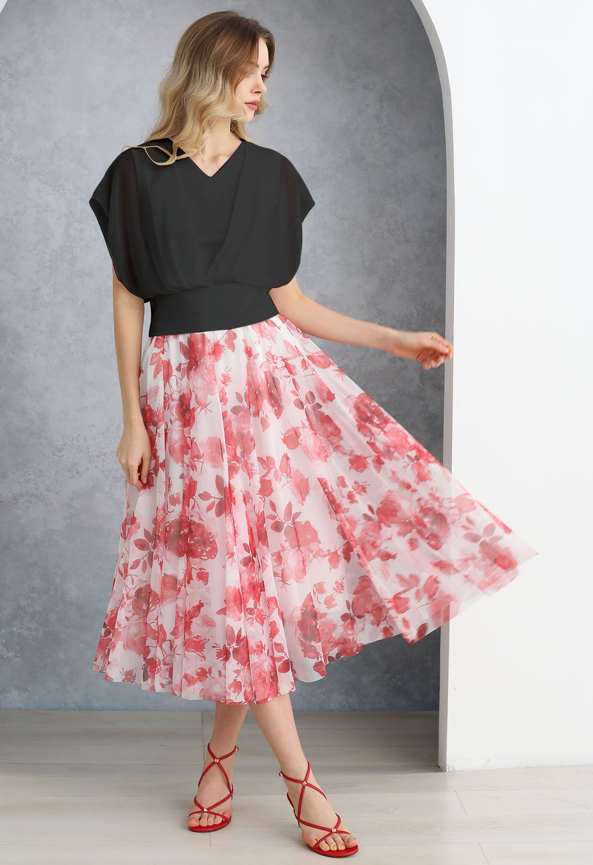 Flowy Chiffon Spliced V-Neck Crop Top in Black