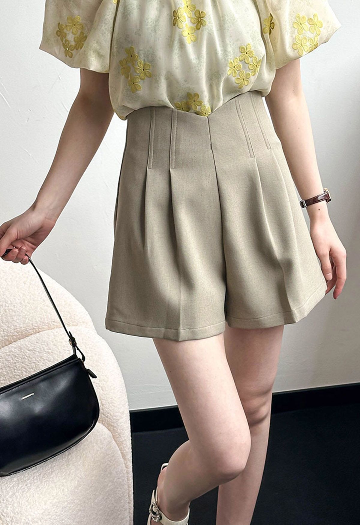 Stitches Waist Pleated Shorts in Khaki 