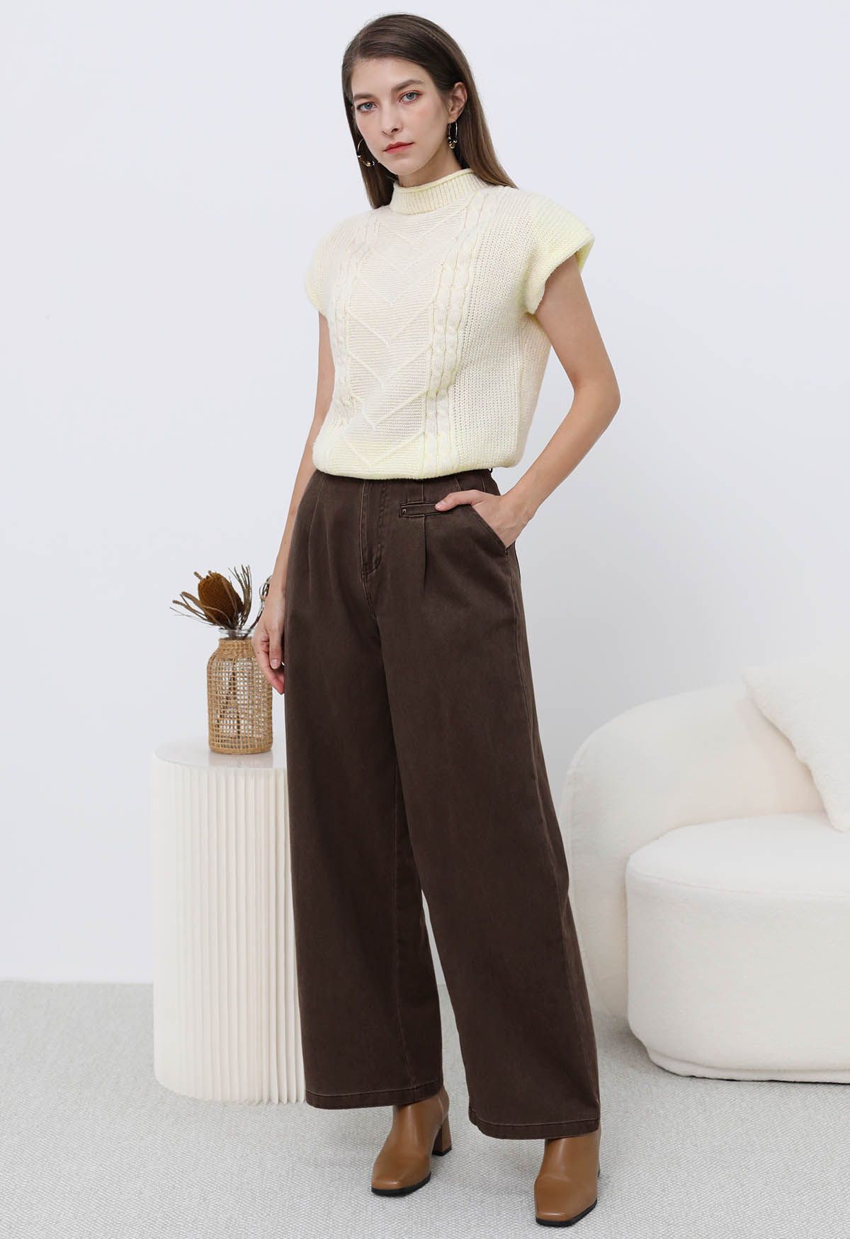 Sleek Pocket Detail Straight-Leg Jeans in Brown