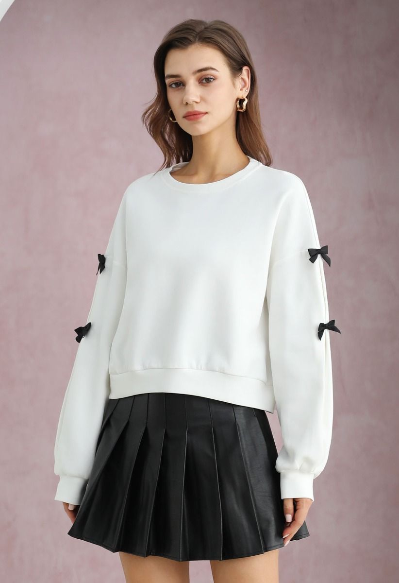 Bowknot Adorned Sleeve Cropped Sweatshirt in White