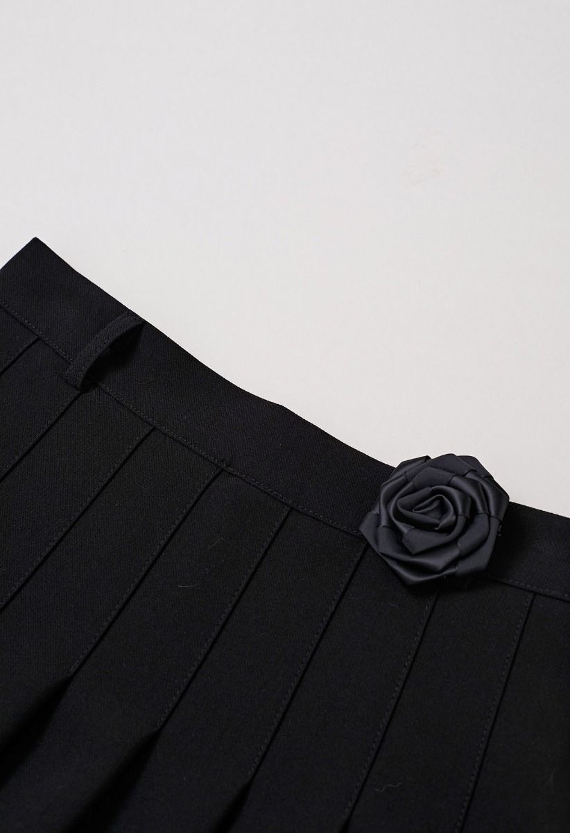 Rose Brooch Chain Belt Pleats Mini Skirt in Black