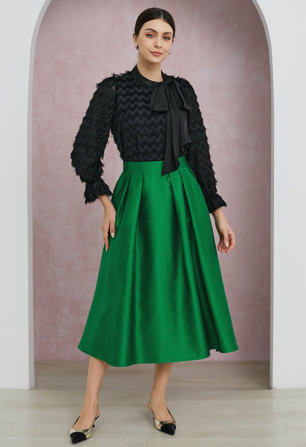 Sleek Side Pockets Pleated A-Line Midi Skirt in Green