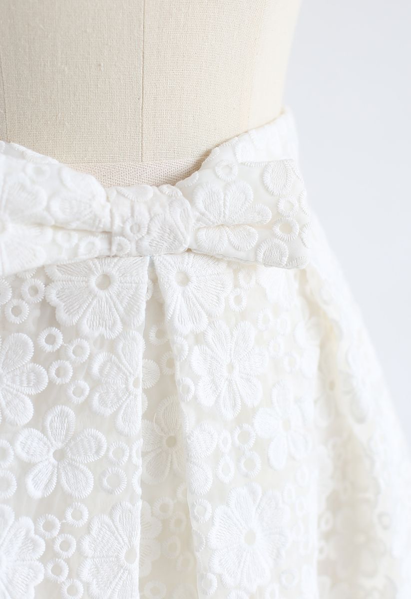 Flower Embroidered Organza Bowknot Pleated Skirt in White
