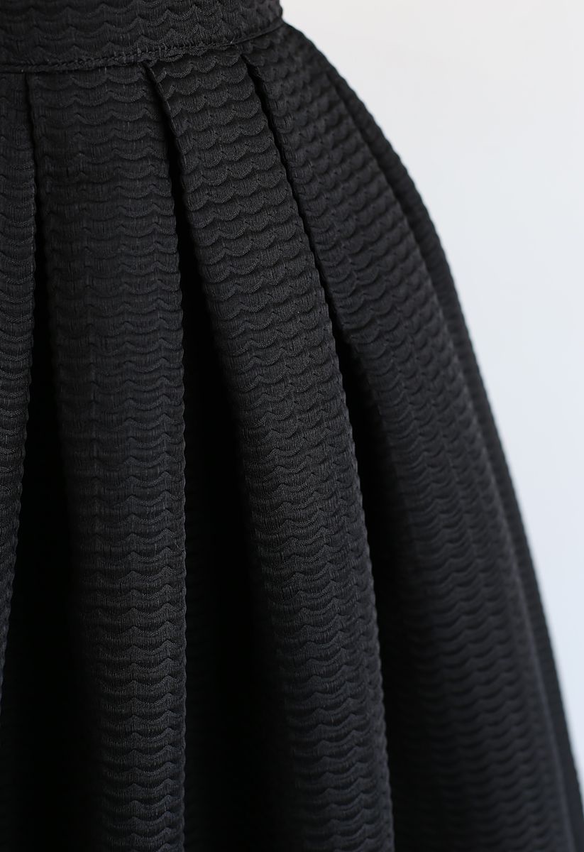 Wavy Texture Pleated Midi Skirt in Black