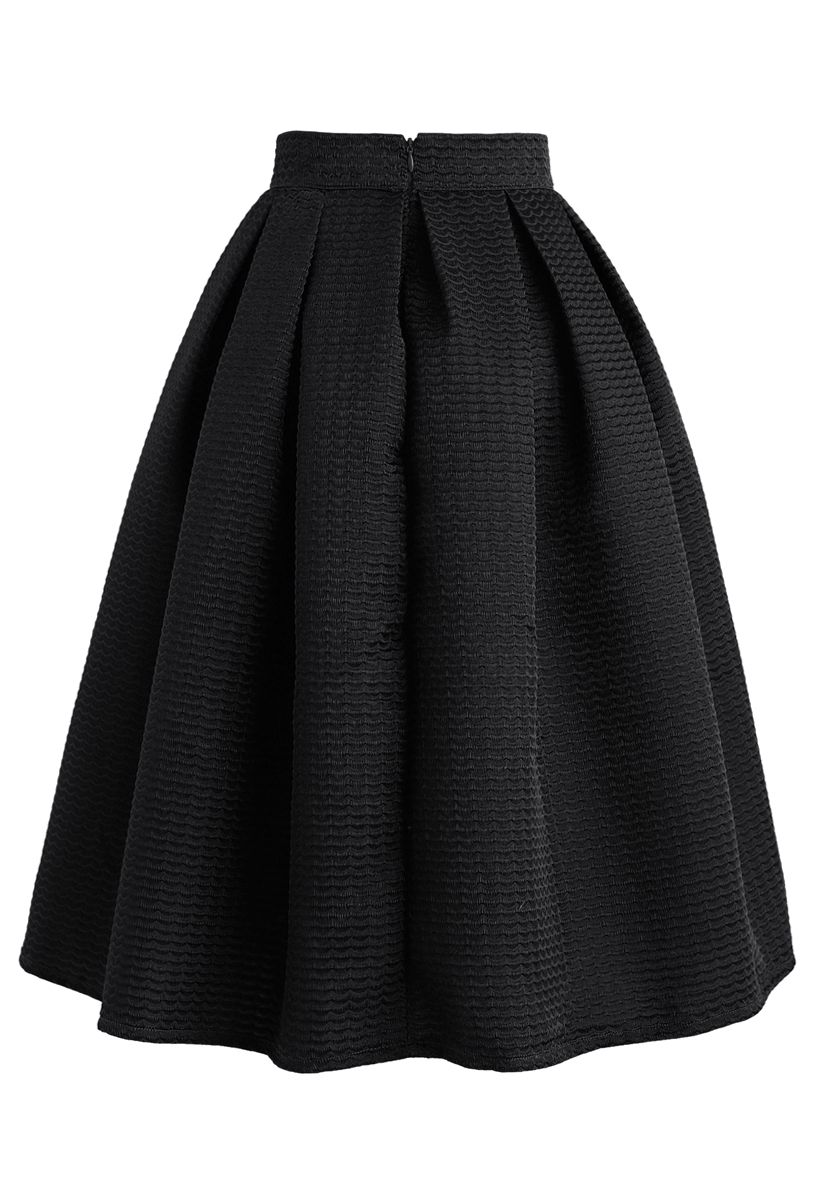 Wavy Texture Pleated Midi Skirt in Black